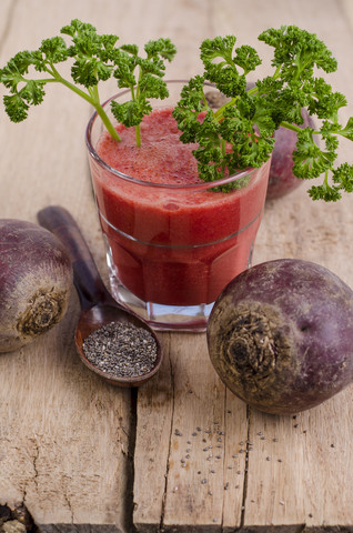 Ein Glas Rote-Bete-Smoothie mit Chiasamen und krauser Petersilie, lizenzfreies Stockfoto