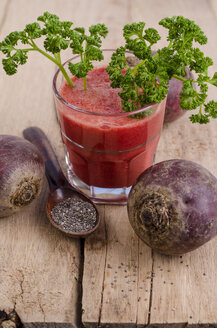 Ein Glas Rote-Bete-Smoothie mit Chiasamen und krauser Petersilie - ODF001033