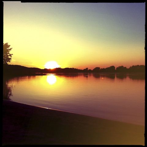 elbe sonnenuntergang, landschaft, bei bleckede, niedersachsen, deutschland, lizenzfreies Stockfoto