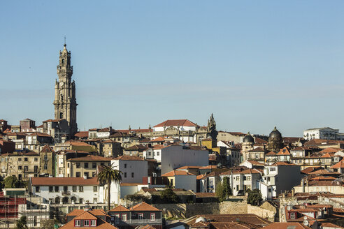 Portugal, Porto, Blick auf die Altstadt mit Torre dos Clerigos - KBF000289