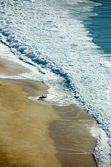 Portugal, Nazare, Strand und Stand Up Paddler - KBF000282