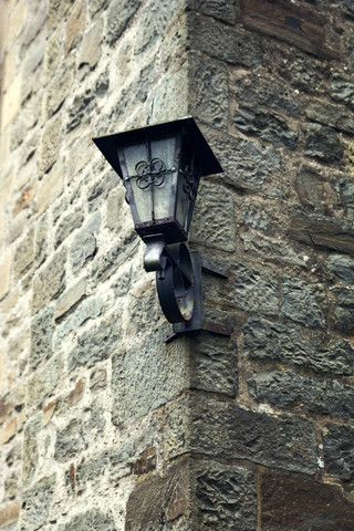 Gusseiserne Lampe an der Ecke einer Kirche, lizenzfreies Stockfoto
