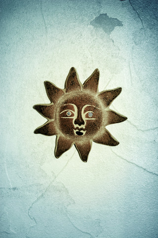 Steingut-Sonne an der Wand, lizenzfreies Stockfoto