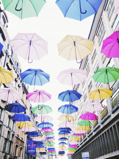 Luxemburg, Regenschirme in der Einkaufsstraße - SEF000887