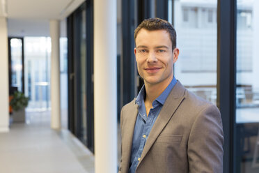 Smiling businessman in an office - SHKF000133