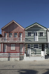 Portugal, Costa Nova, Holzhaus, gestreifte Fassaden - KBF000295
