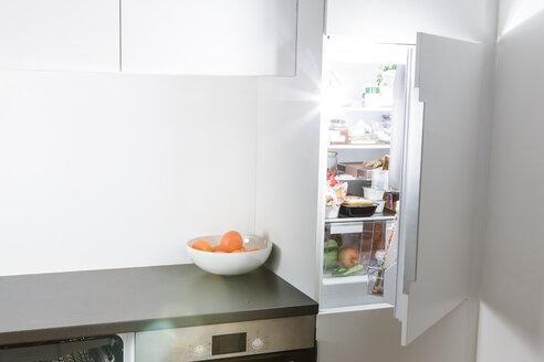 Moderne Küche, offener Kühlschrank und Licht - FLF000820