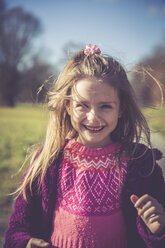 Porträt eines lächelnden kleinen Mädchens mit rosa Strickpullover - SARF001234