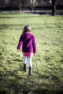 Kleines Mädchen läuft auf einer Wiese - SARF001236