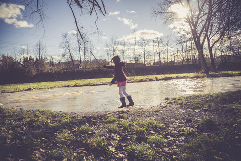 Kleines Mädchen spritzt mit Wasser, lizenzfreies Stockfoto