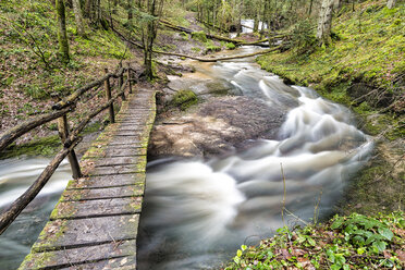 Deutschland, Baden-Württemberg, Holzbrücke über den Struempfelbach im Winter - STSF000682