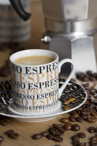 Espressotasse, Espressokanne und Kaffeebohnen, lizenzfreies Stockfoto