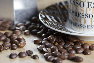 Kaffeebohnen und Espressotasse - YFF000300