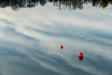 Wasserspiegelung und Bojen auf einem See - EJWF000635