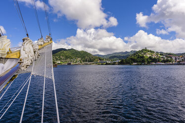 Antillen, Kleine Antillen, Grenada, Blick auf St. George's vom Segelschiff aus - THAF001175