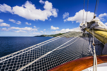 Antillen, Kleine Antillen, Steuerbord vom Segeln mit Grenada im Hintergrund - THAF001176