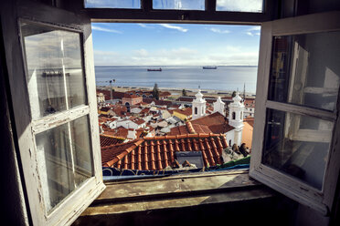 Portugal, Lissabon, Blick auf das Alfama-Viertel und den Fluss Tejo durch ein offenes Fenster - EHF000062