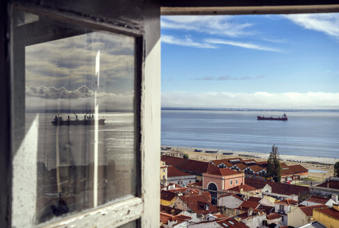 Portugal, Lissabon, Blick auf das Alfama-Viertel und den Fluss Tejo durch ein offenes Fenster - EHF000063