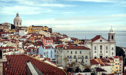 Portugal, Lissabon, Blick auf das Alfama-Viertel - EHF000110
