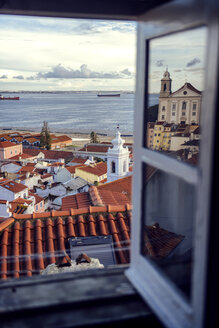 Portugal, Lissabon, Blick auf das Alfama-Viertel und den Fluss Tejo durch ein offenes Fenster - EHF000067