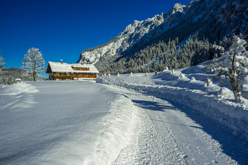 Deutschland, Bayern, Stillachtal, Haus in Winterlandschaft - WGF000579