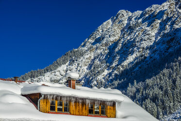 Deutschland, Bayern, Stillachtal, Haus in Winterlandschaft - WGF000580