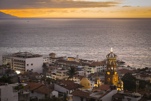 Mexiko, Puerto Vallarta, beleuchtete Kirche Unserer Lieben Frau von Guadalupe bei Sonnenuntergang - ABAF001612