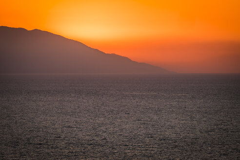 Mexiko, Puerto Vallarta, Banderas Bay mit Sierra Madre Mountains im Hintergrund nach Sonnenuntergang - ABAF001622