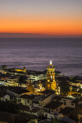 Mexiko, Puerto Vallarta, beleuchtete Kirche Unserer Lieben Frau von Guadalupe nach Sonnenuntergang - ABAF001618