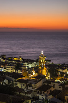 Mexiko, Puerto Vallarta, beleuchtete Kirche Unserer Lieben Frau von Guadalupe nach Sonnenuntergang - ABAF001618