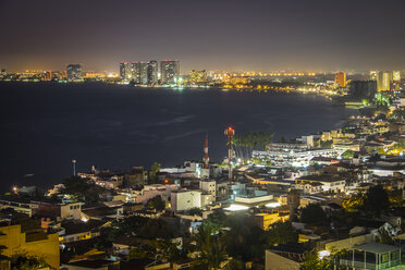 Mexiko, Puerto Vallarta, Banderas Bay bei Nacht - ABAF001619