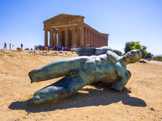 Italien, Sizilien, Agrigento, Valle dei Templi, Concordia-Tempel mit gefallener Bronzestatue - AMF003622