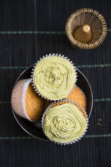 Cupcakes mit Matcha-Teepulver und Teebesen - MYF000834