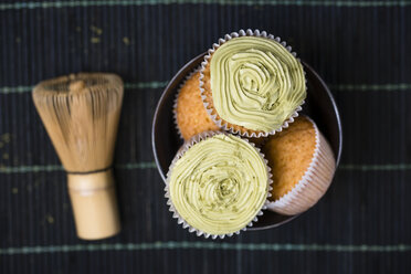 Cupcakes mit Matcha-Teepulver und Teebesen - MYF000835