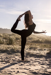 Spanien, Asturien, Aviles, Frau übt Yoga am Strand - MGOF000033