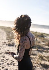 Spanien, Asturien, Aviles, Frau übt Yoga am Strand - MGOF000023