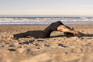 Spanien, Asturien, Aviles, Frau übt Yoga am Strand - MGOF000036