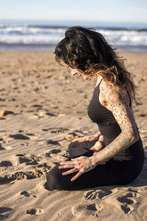 Spanien, Asturien, Aviles, Frau übt Yoga am Strand - MGOF000029