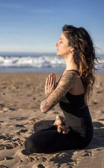 Spanien, Asturien, Aviles, Frau übt Yoga am Strand - MGOF000037