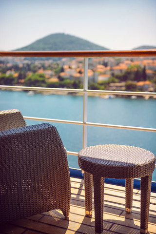 Kroatien, Dubrovnik, Sessel und Beistelltisch an Deck eines Kreuzfahrtschiffs, lizenzfreies Stockfoto