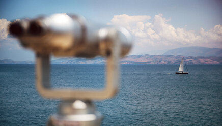 Griechenland, Ionische Inseln, Korfu, Fernglas am Meer und ein Segelboot - EHF000071