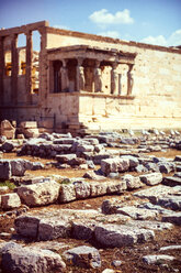 Griechenland, Athen, antike Vorhalle der Karyatiden mit Ausgrabungsstätte im Vordergund - EHF000080