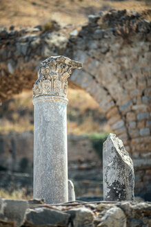 Türkei, Ephesus, Fragmente von Säulen - EHF000093