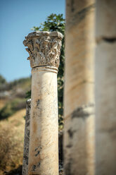 Türkei, Ephesus, Säule im Sonnenlicht - EHF000099