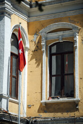 Türkei, Istanbul, türkische Flagge an einem alten Gebäude - EHF000103