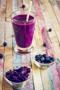 Ein Glas Heidelbeer-Rote-Beete-Smoothie mit Chiasamen - SARF001241