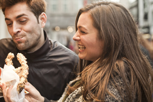 Germany, Cologne, young couple with pastry - FEXF000246