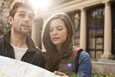 Germany, Cologne, young couple with city map - FEXF000250