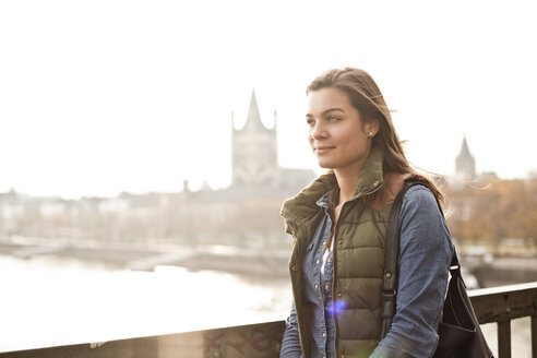 Deutschland, Köln, junge Frau auf der Hohenzollernbrücke - FEXF000253