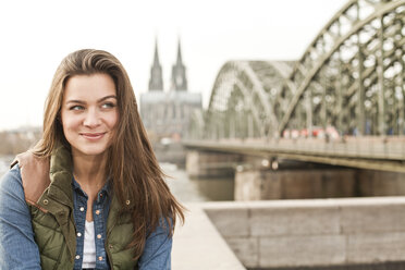 Deutschland, Köln, Porträt einer lächelnden jungen Frau - FEXF000255